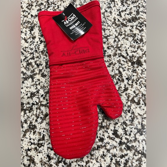 NWT . . .  All-Clad Oven Mitt  |  Red - Picture 1 of 5